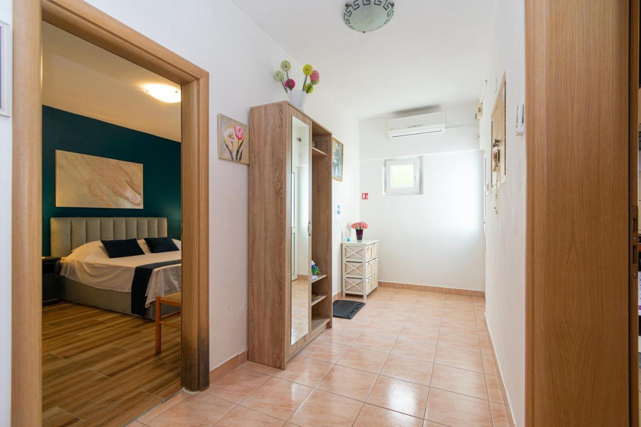 Apartments By The Sea Mandre, Pag - 4093 Колан Экстерьер фото